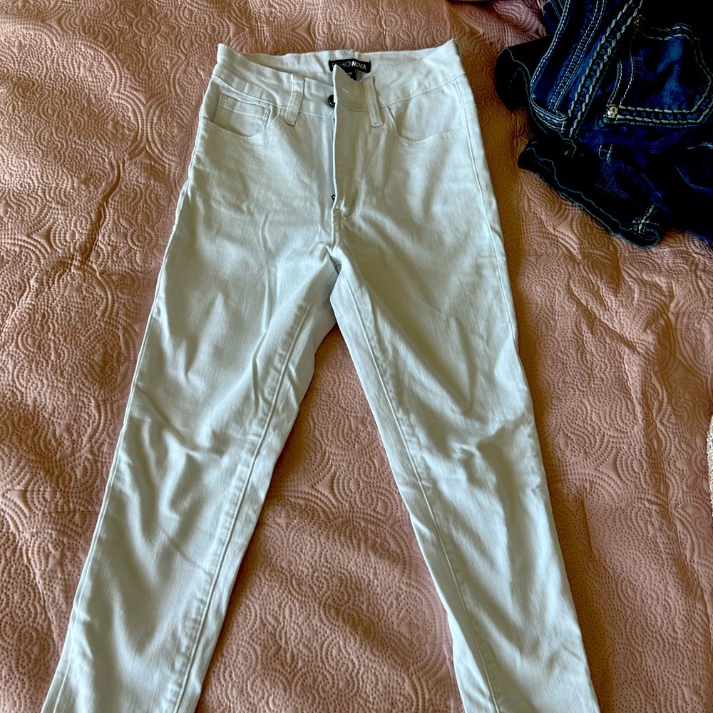 Never worn fashion nova high rise flattering white jeans